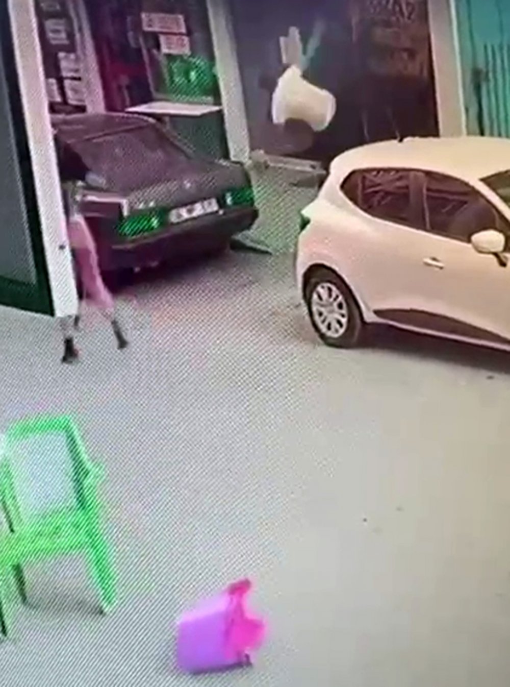 Kaçan hırsızı 'uçan tekme'yle durdurdu, dövülmesine üzüldü