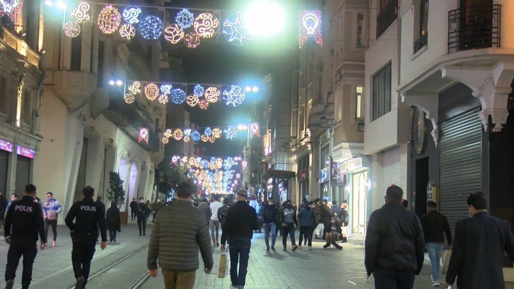 Kısıtlama başladı iş yerleri kapandı