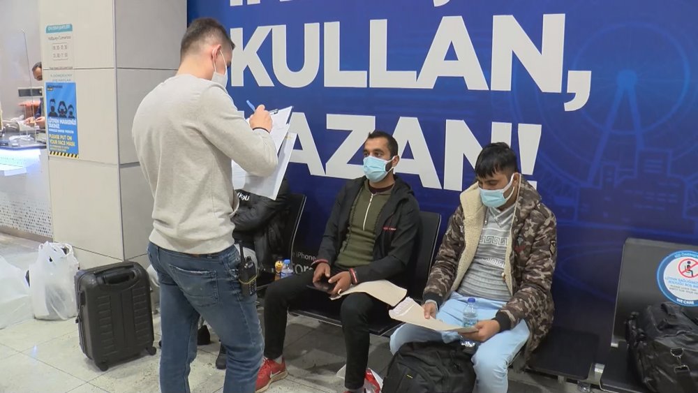 Maske cezası yiyince Türkçe konuşmaya başladı
