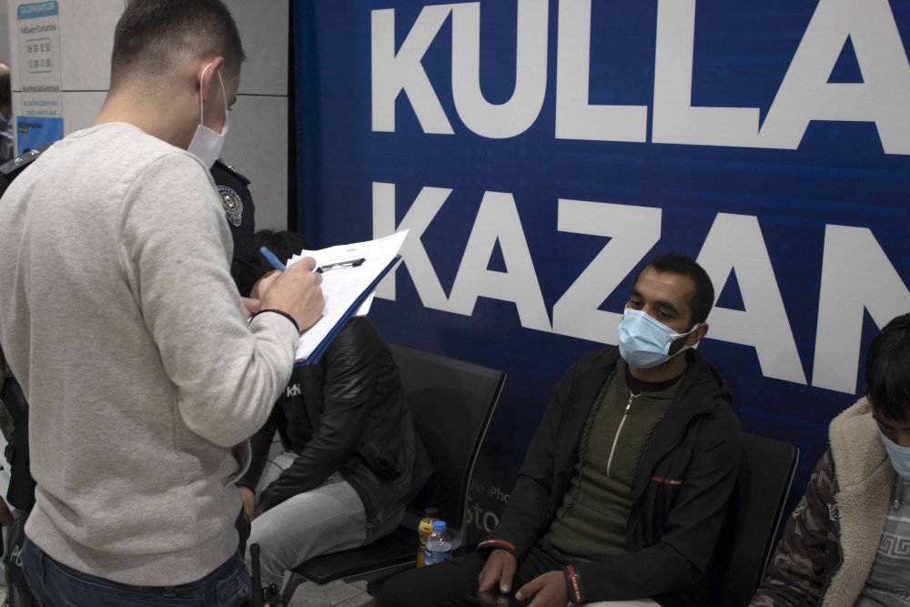 Maske cezası yiyince Türkçe konuşmaya başladı