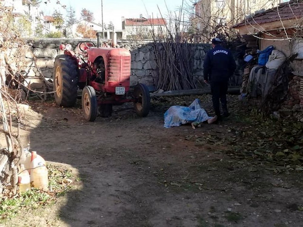Traktörünü tamir için yaktığı ateşten üzerine kıvılcım sıçrayan kişi yanarak öldü