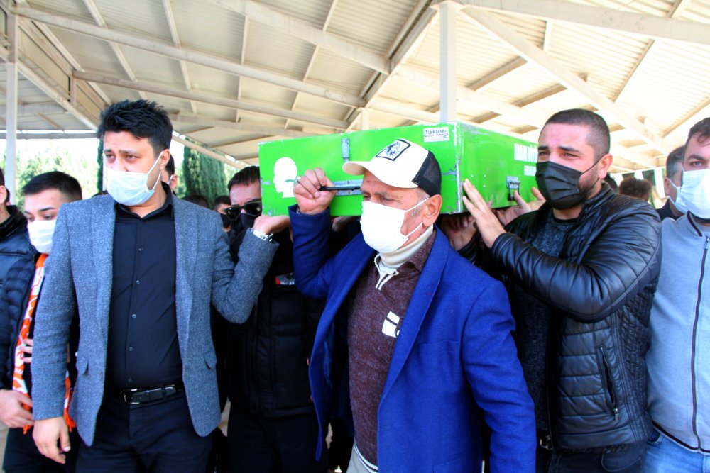 Adana'yı yasa boğan ölüm: Duru Balım, gözyaşları arasında toprağa verildi