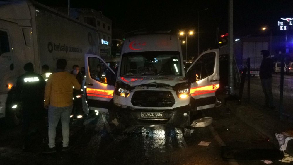 Ambulans ile otomobil çarpıştı: 2 yaralı