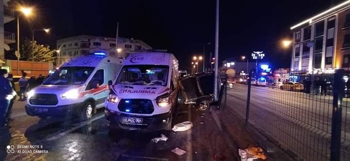 Ambulans ile otomobil çarpıştı: 2 yaralı