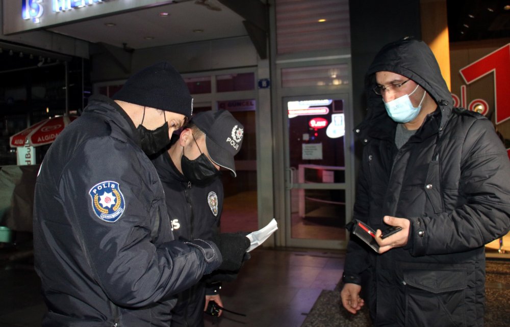 Ankara'da sokak kısıtlaması ile meydanlar boş kaldı