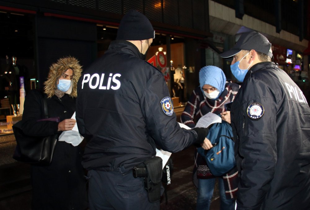 Ankara'da sokak kısıtlaması ile meydanlar boş kaldı
