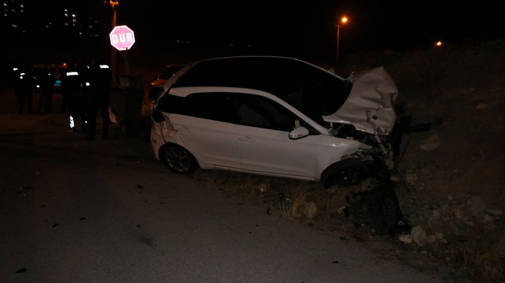 Halk otobüsü ile otomobil çarpıştı