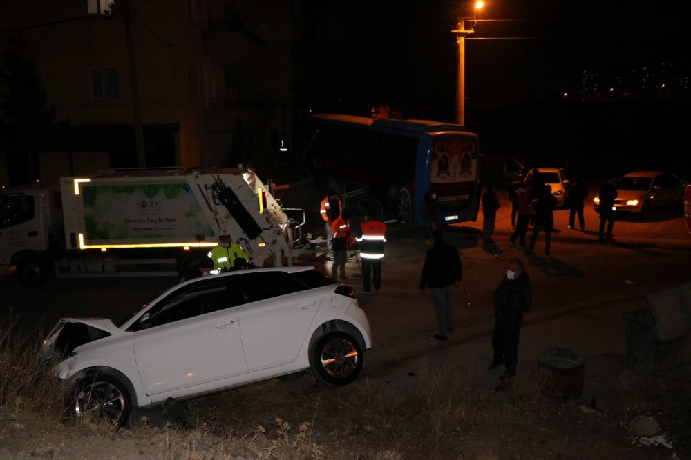Halk otobüsü ile otomobil çarpıştı