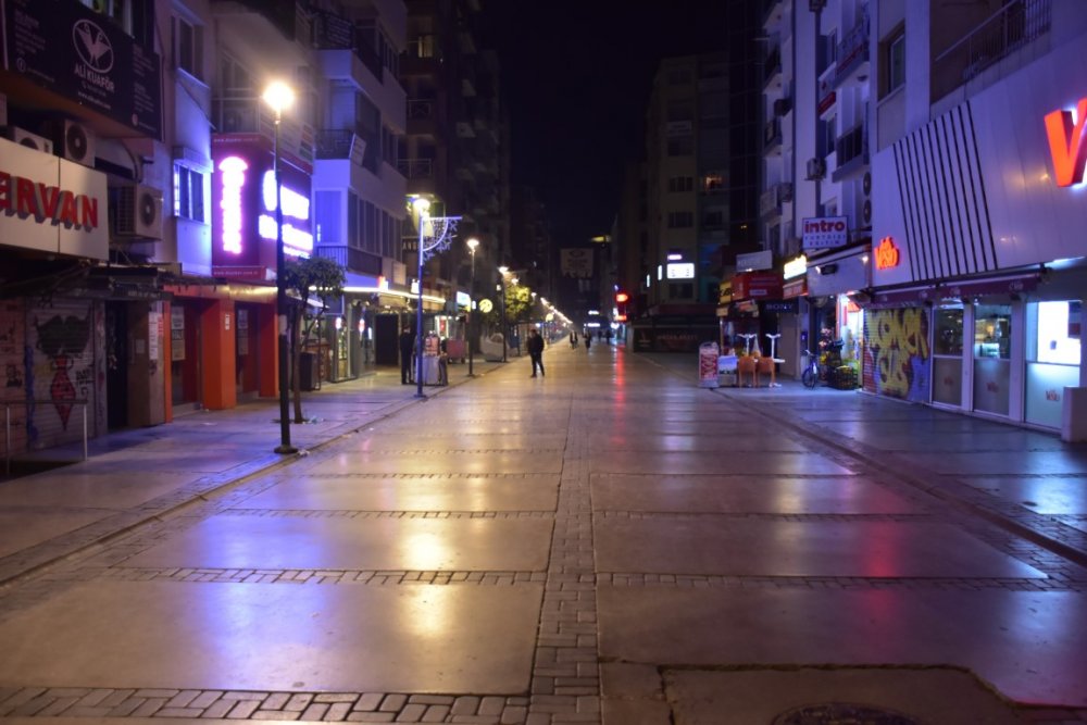 İzmir, sokağa çıkma kısıtlamasının ardından sessizliğe büründü