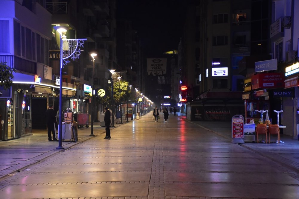 İzmir, sokağa çıkma kısıtlamasının ardından sessizliğe büründü