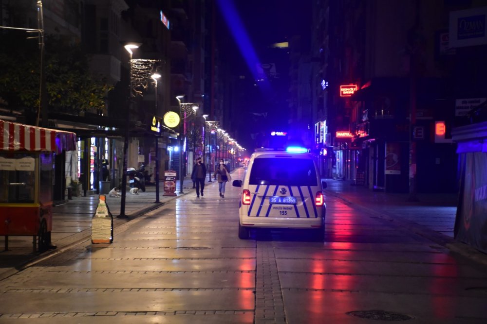 İzmir, sokağa çıkma kısıtlamasının ardından sessizliğe büründü