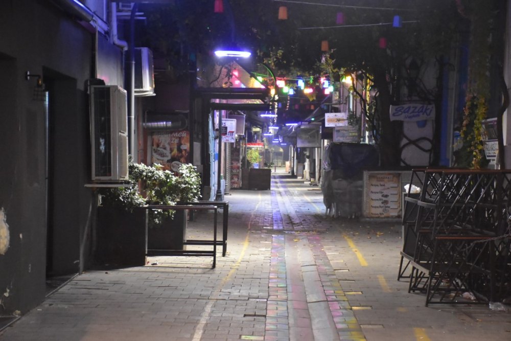 İzmir, sokağa çıkma kısıtlamasının ardından sessizliğe büründü