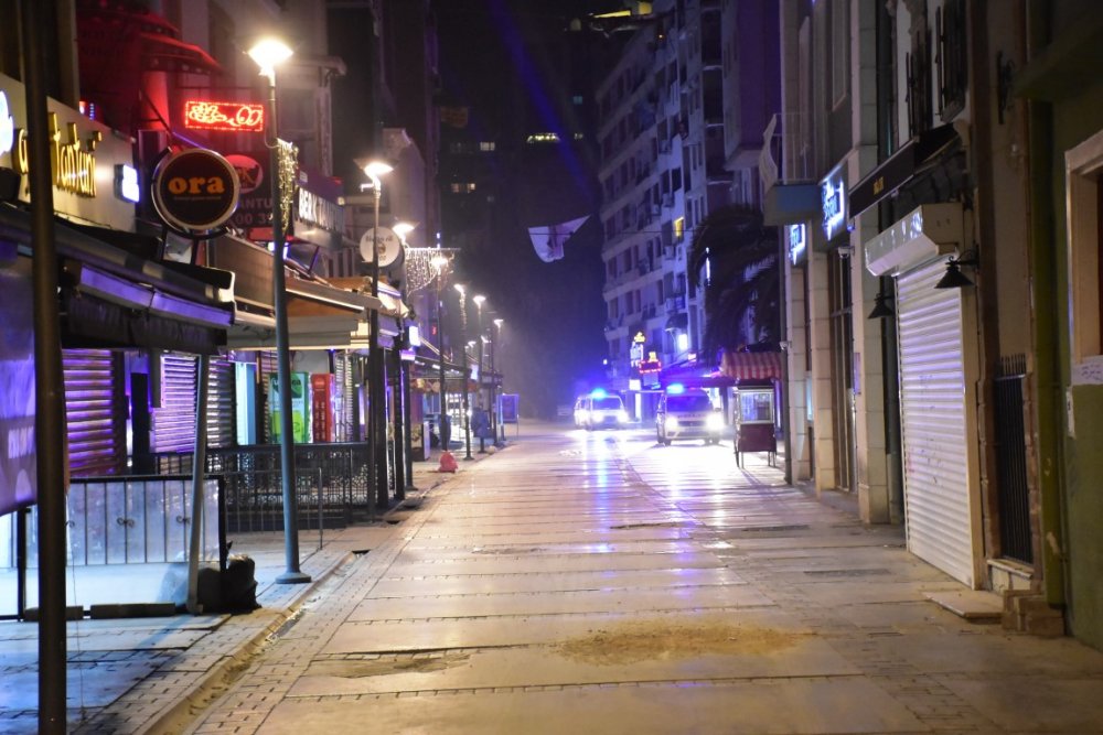 İzmir, sokağa çıkma kısıtlamasının ardından sessizliğe büründü