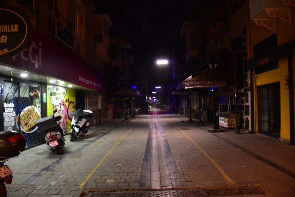 İzmir, sokağa çıkma kısıtlamasının ardından sessizliğe büründü