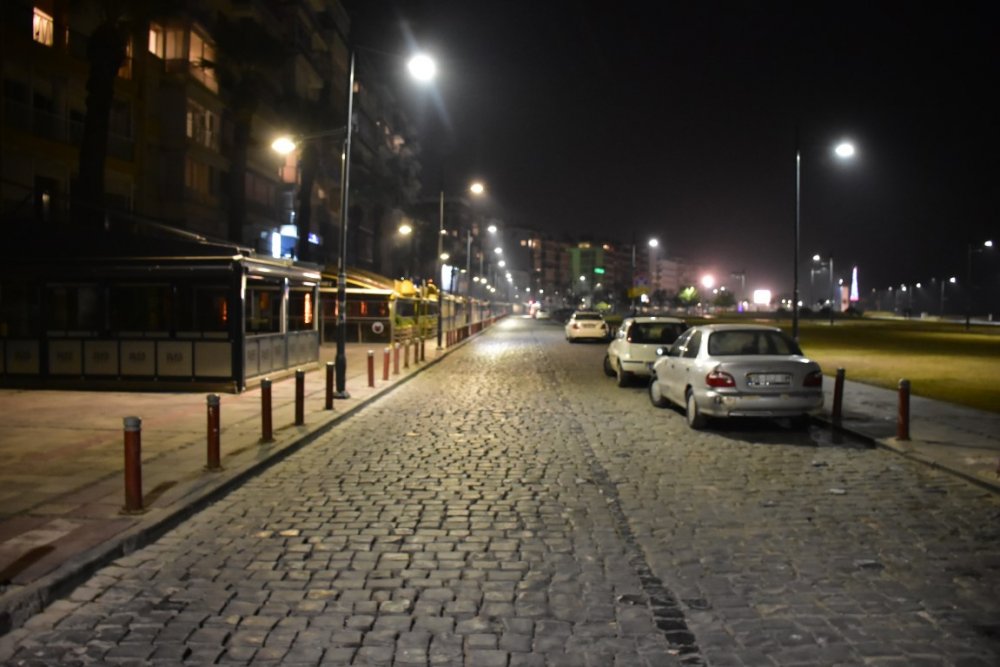 İzmir, sokağa çıkma kısıtlamasının ardından sessizliğe büründü