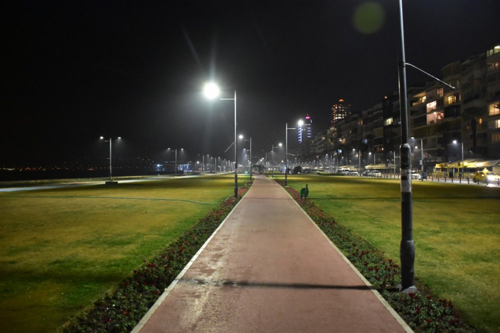 İzmir, sokağa çıkma kısıtlamasının ardından sessizliğe büründü