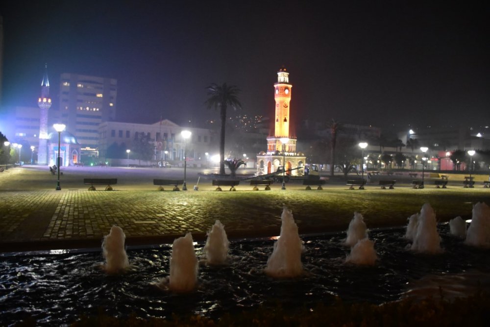İzmir, sokağa çıkma kısıtlamasının ardından sessizliğe büründü