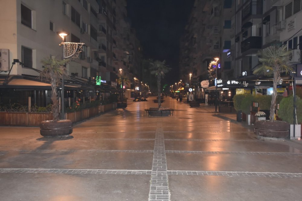 İzmir, sokağa çıkma kısıtlamasının ardından sessizliğe büründü