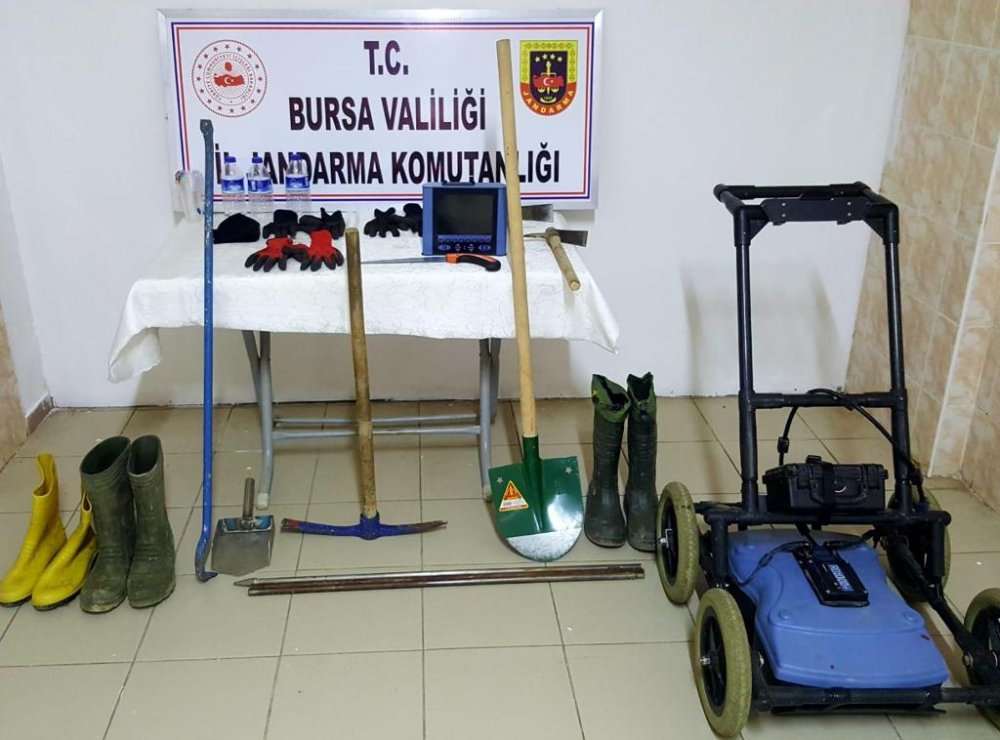 Kaçak kazı yapan 5 kişi, suçüstü yakalandı