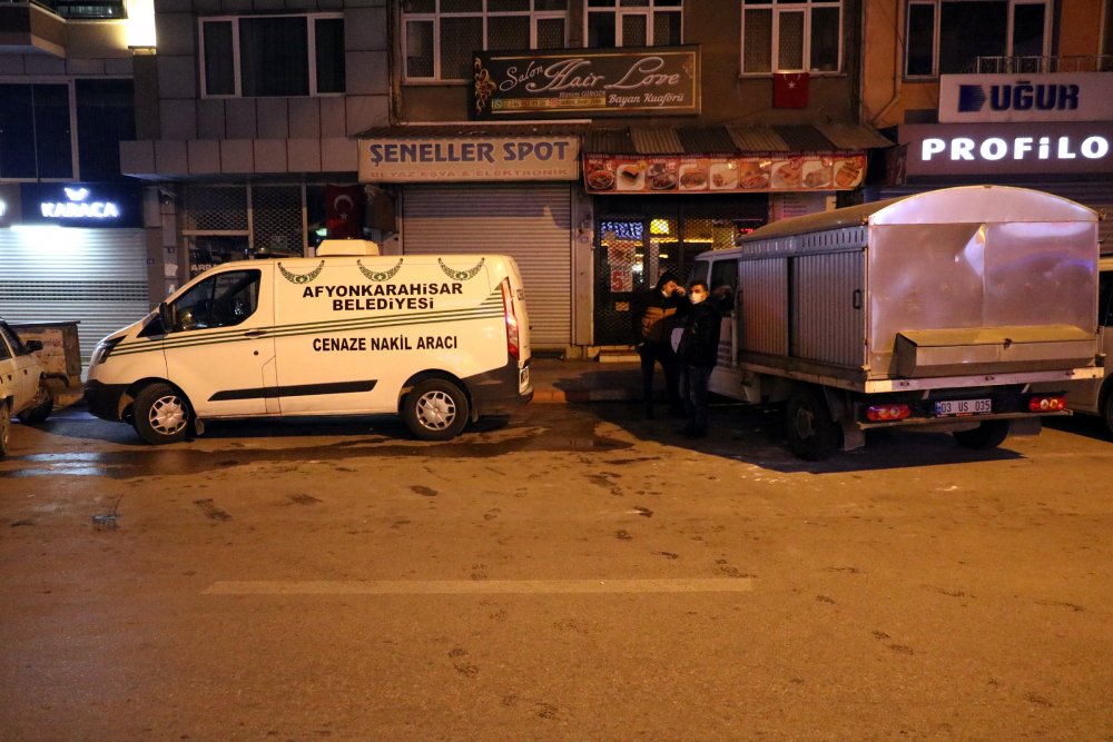Komşuların kötü koku ihbarı yaptığı dairede yaşlı adamın cansız bedeni bulundu