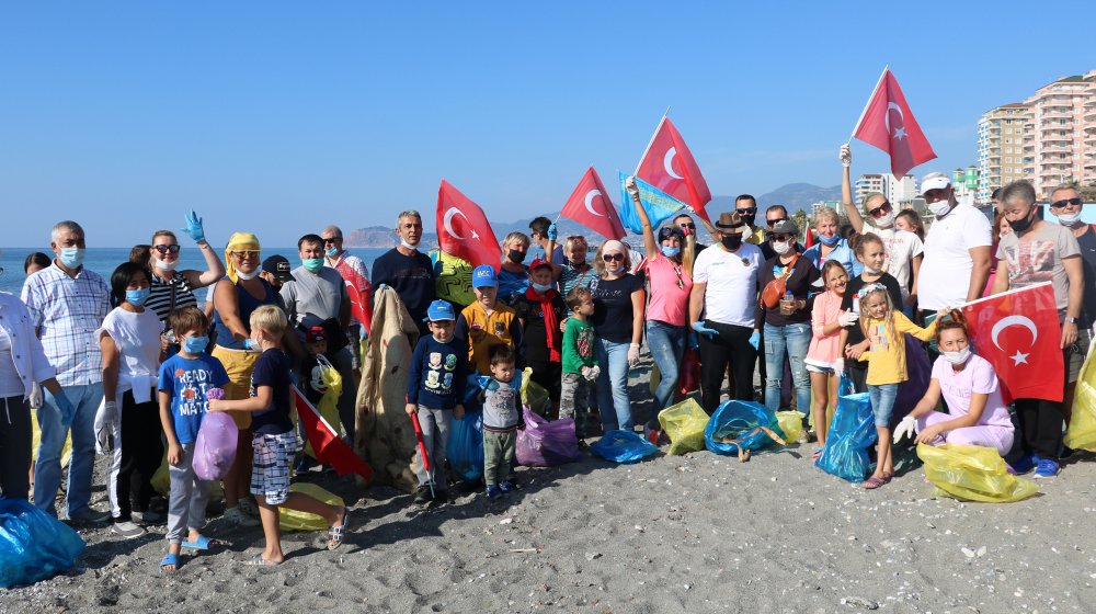 Alanya'da yerleşik yabancılar sahili temizledi