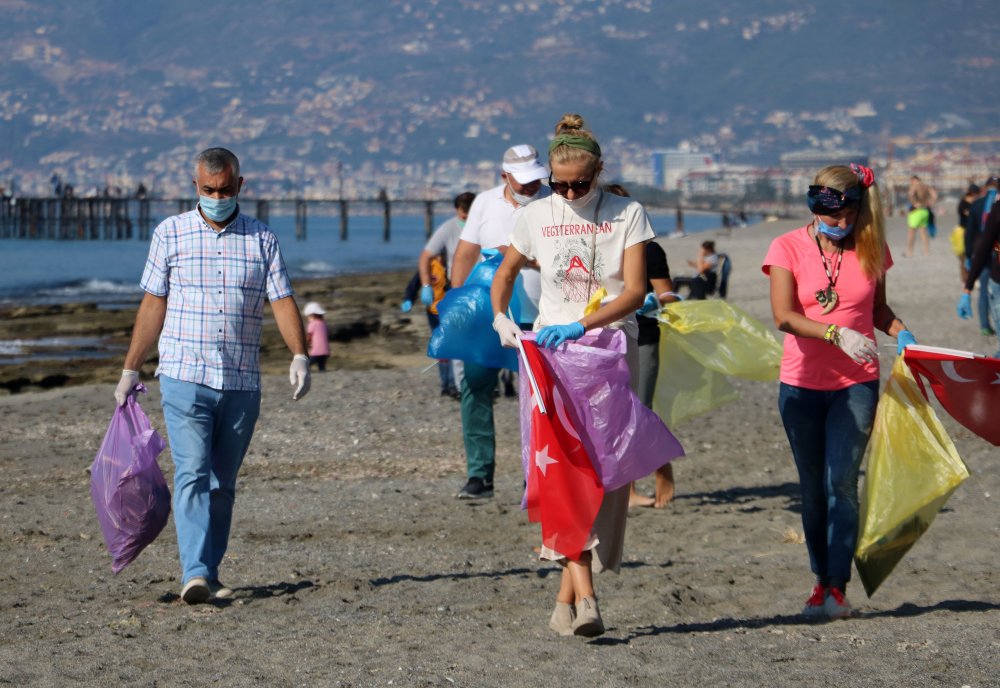 Alanya'da yerleşik yabancılar sahili temizledi