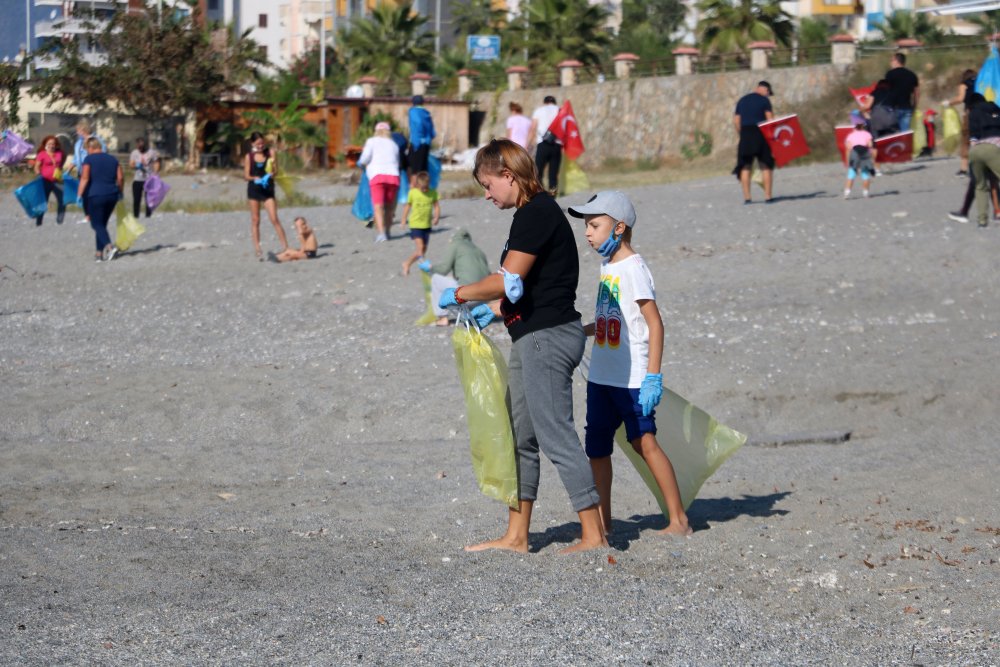 Alanya'da yerleşik yabancılar sahili temizledi