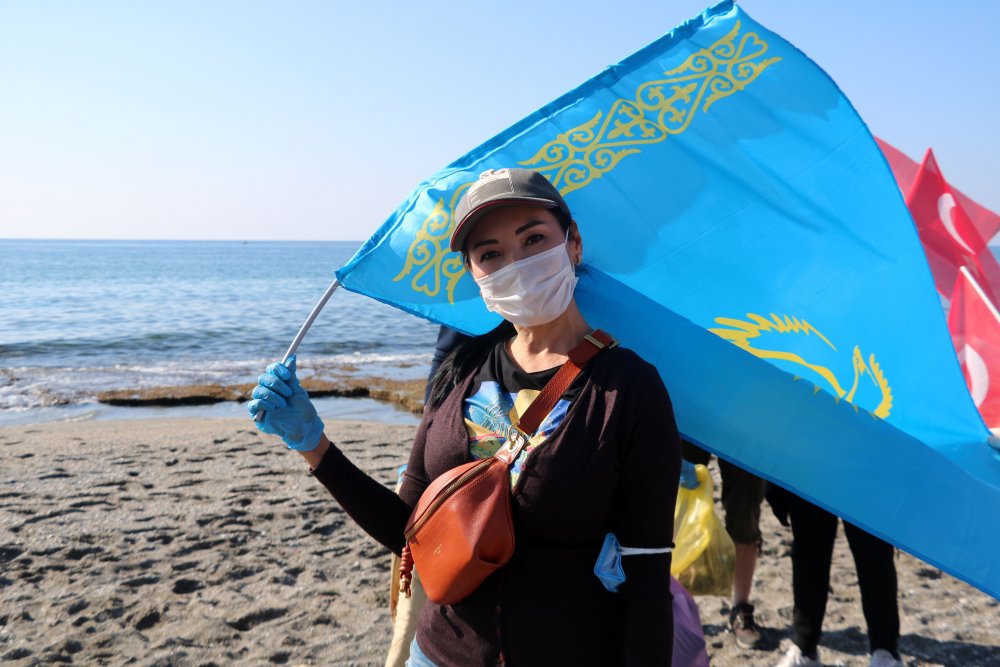 Alanya'da yerleşik yabancılar sahili temizledi