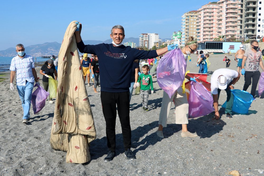 Alanya'da yerleşik yabancılar sahili temizledi
