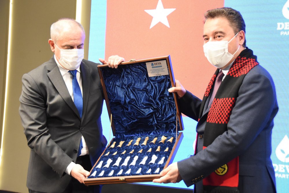 Babacan, partisinin Eskişehir ve Kütahya kongrelerine katıldı