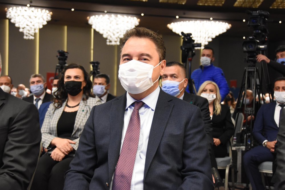 Babacan, partisinin Eskişehir ve Kütahya kongrelerine katıldı