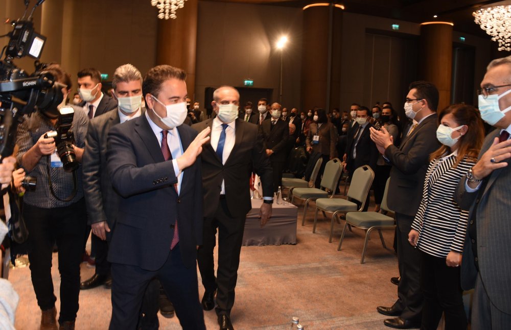 Babacan, partisinin Eskişehir ve Kütahya kongrelerine katıldı