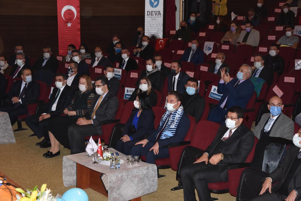 Babacan, partisinin Eskişehir ve Kütahya kongrelerine katıldı