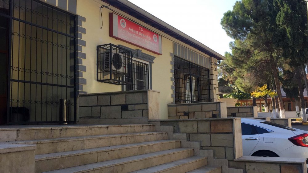 Borçluları, iş yerine çağırıp öldürdü