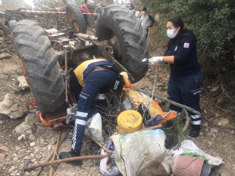 Devrilen traktörün altında kalan yaşlı çift öldü