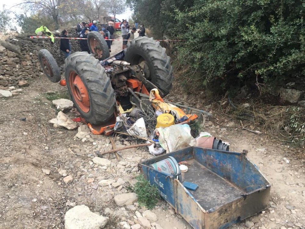 Devrilen traktörün altında kalan yaşlı çift öldü