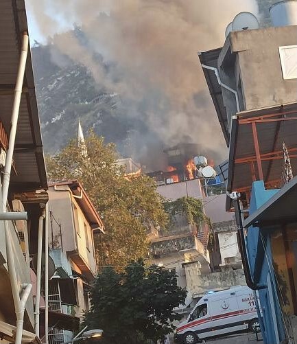 Hatay’da 2 katlı ev alev alev yandı