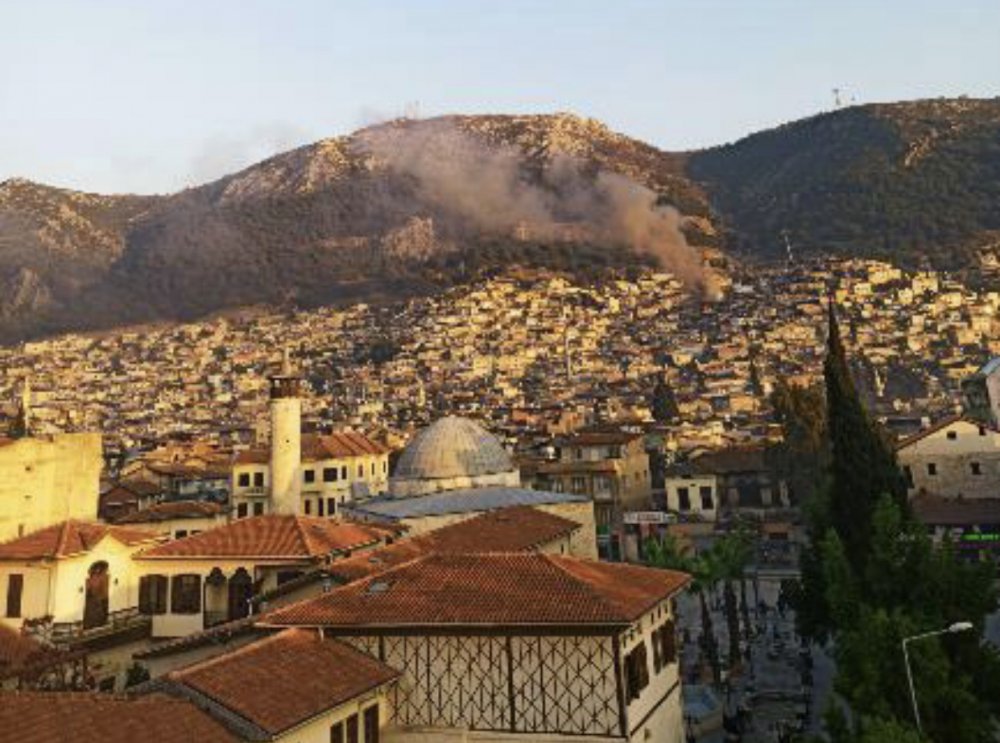 Hatay’da 2 katlı ev alev alev yandı