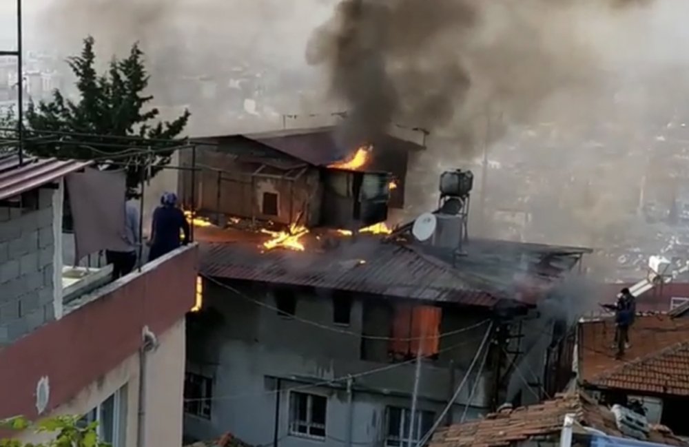 Hatay’da 2 katlı ev alev alev yandı