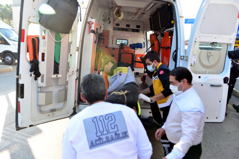 İki kardeş kavgada yaralandı, ilk müdahaleyi bölgeden geçen sağlıkçılar yaptı