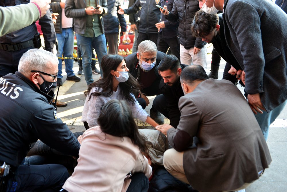 İki kardeş kavgada yaralandı, ilk müdahaleyi bölgeden geçen sağlıkçılar yaptı