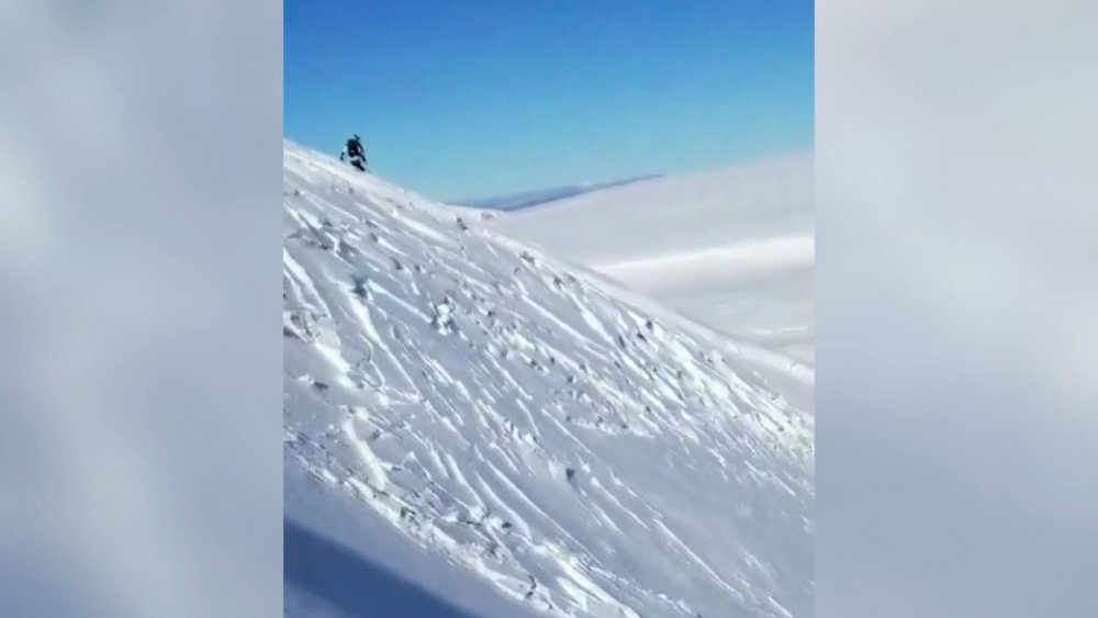 Kayakçılar çığ altında kalmaktan son anda kurtuldu