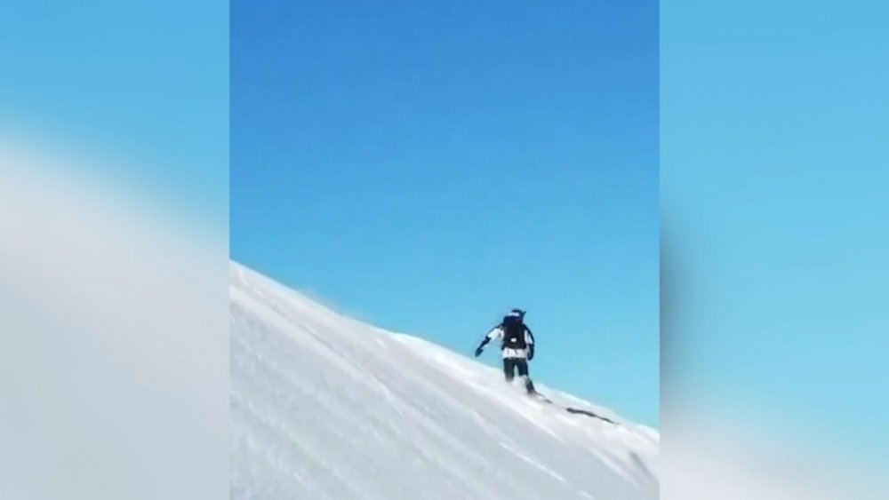 Kayakçılar çığ altında kalmaktan son anda kurtuldu