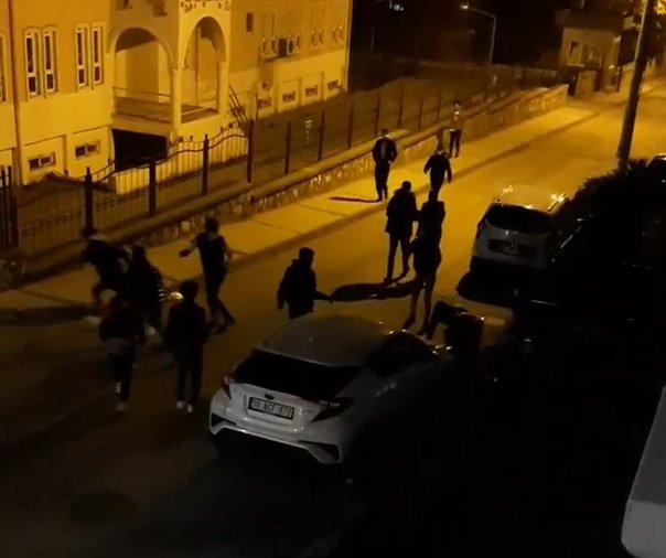 Kısıtlamaya rağmen sokak ortasındaki kavga kamerada