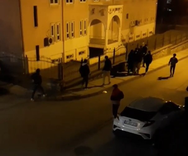 Kısıtlamaya rağmen sokak ortasındaki kavga kamerada