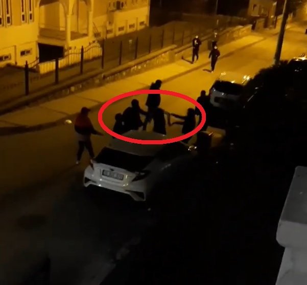 Kısıtlamaya rağmen sokak ortasındaki kavga kamerada