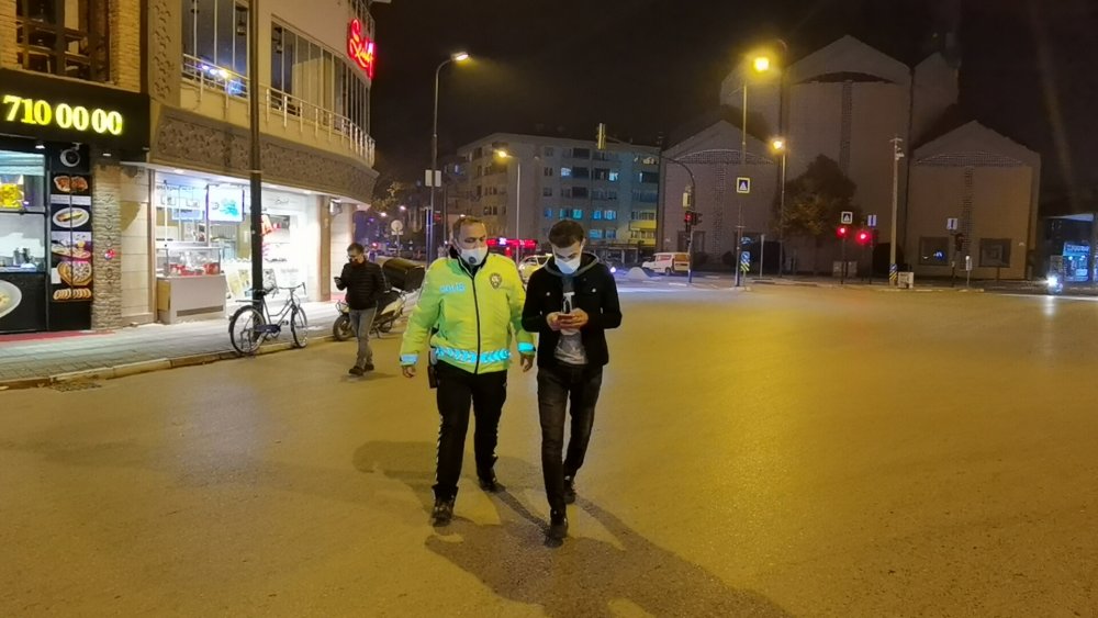 Kısıtlamaya uymayan kişiye ve kimliğini getirerek yasağı delen arkadaşına ceza kesildi