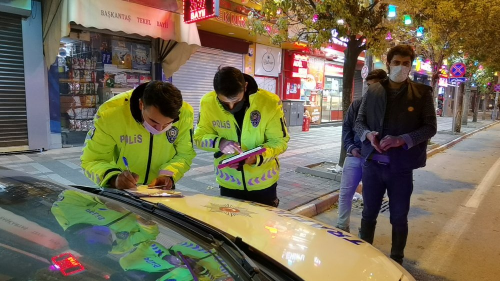 Kısıtlamaya uymayan kişiye ve kimliğini getirerek yasağı delen arkadaşına ceza kesildi