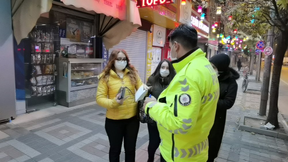 Kısıtlamaya uymayan kişiye ve kimliğini getirerek yasağı delen arkadaşına ceza kesildi