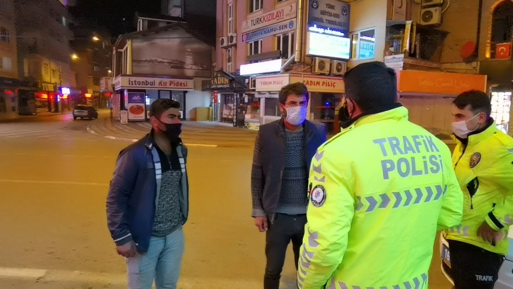 Kısıtlamaya uymayan kişiye ve kimliğini getirerek yasağı delen arkadaşına ceza kesildi